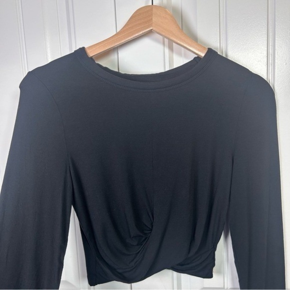OFFLINE by Aerie Twist Front Crop Top Womens Small Black Long Sleeve Thumbholes - Picture 2 of 8